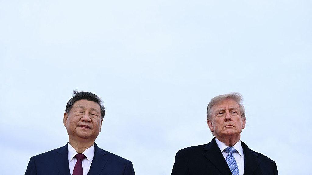 Trump Extends Warm Welcome to Xi Amid Military Flyover