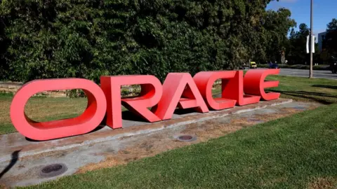 Oracle's Earnings Miss Triggers 10% Share Drop Amid AI Bubble Concerns
