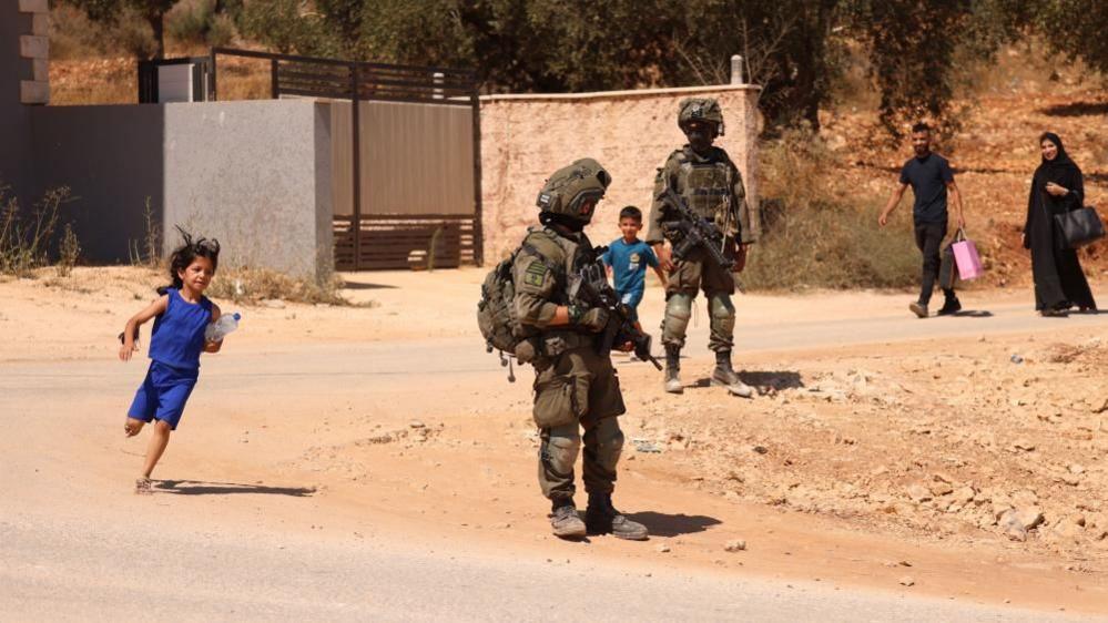 Israeli Settlers Besiege Palestinian Homes in Qusra, Army Orders Evacuation