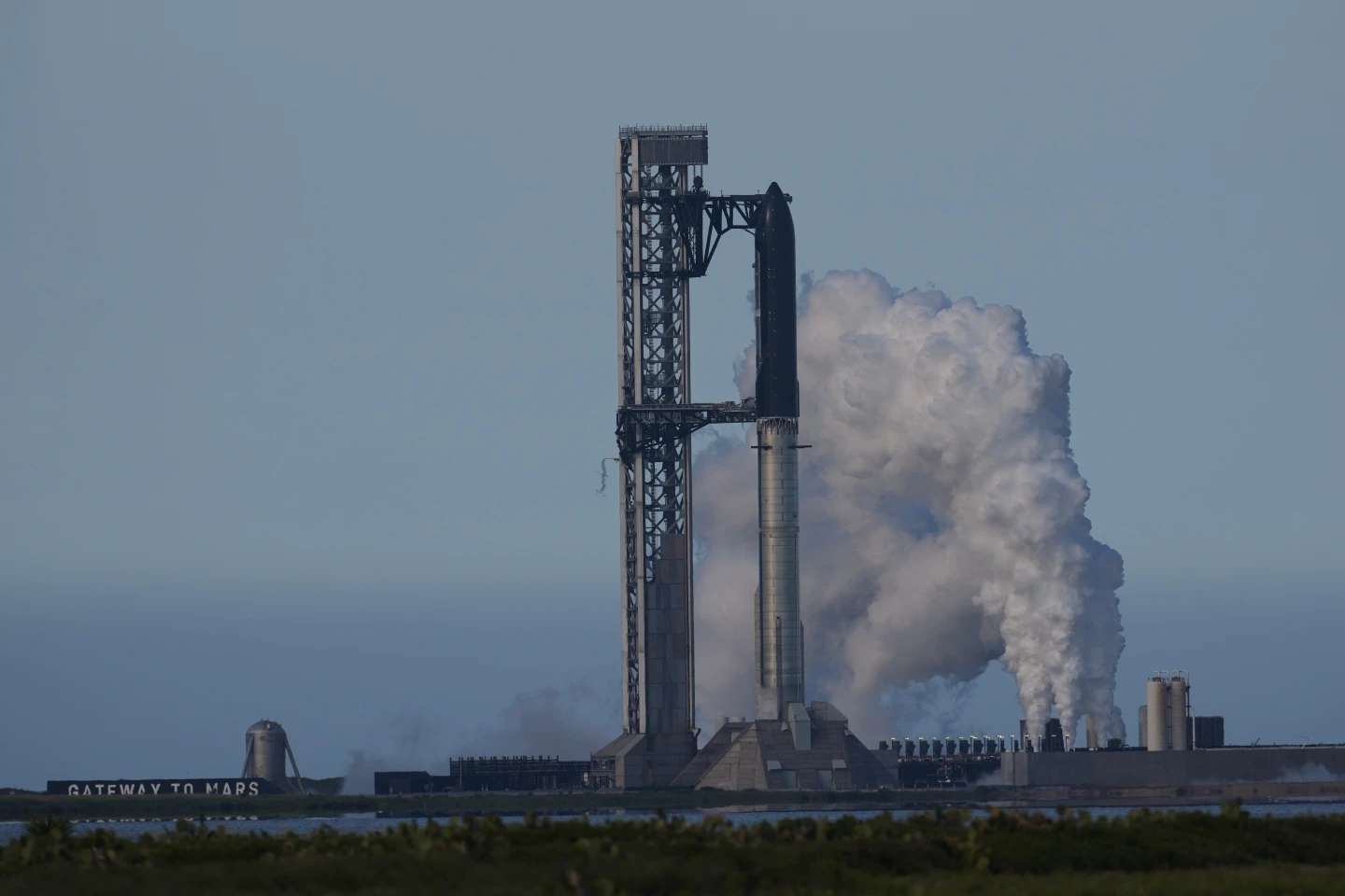 Starship Launch Halted by Hydraulic System Failure; Friday Retry Targeted as Lunar Mission Timeline Advances