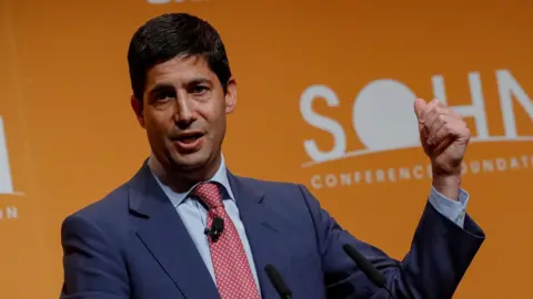 Trump Nominates Kevin Warsh as New Federal Reserve Chair Amid Controversies