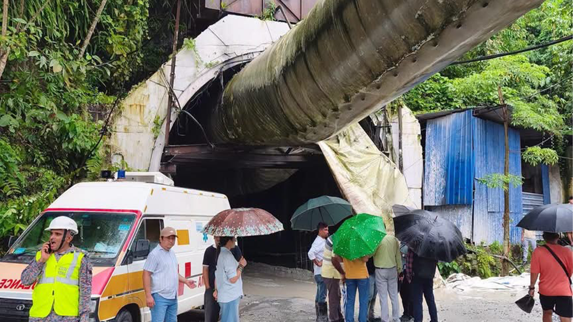 Tunnel collapse in India kills 12 workers