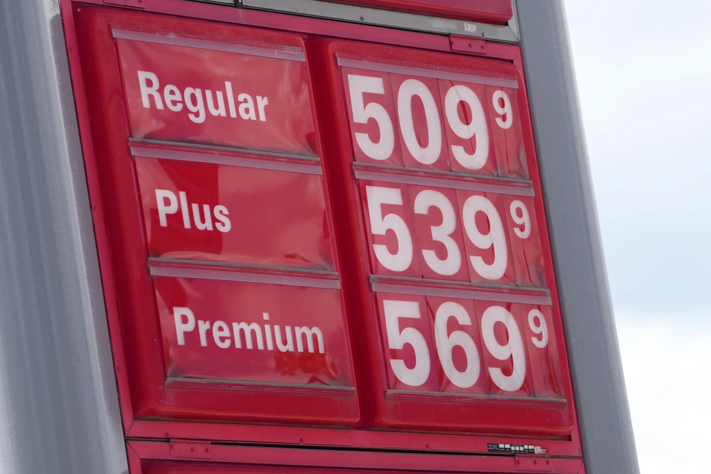 Rising Energy Costs and Inflation Drain U.S. Consumer Confidence While Stocks Reign Supreme