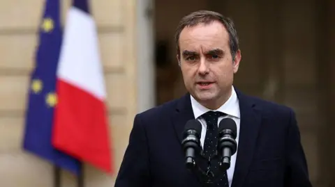 Macron to Appoint New Prime Minister Amid Political Turmoil