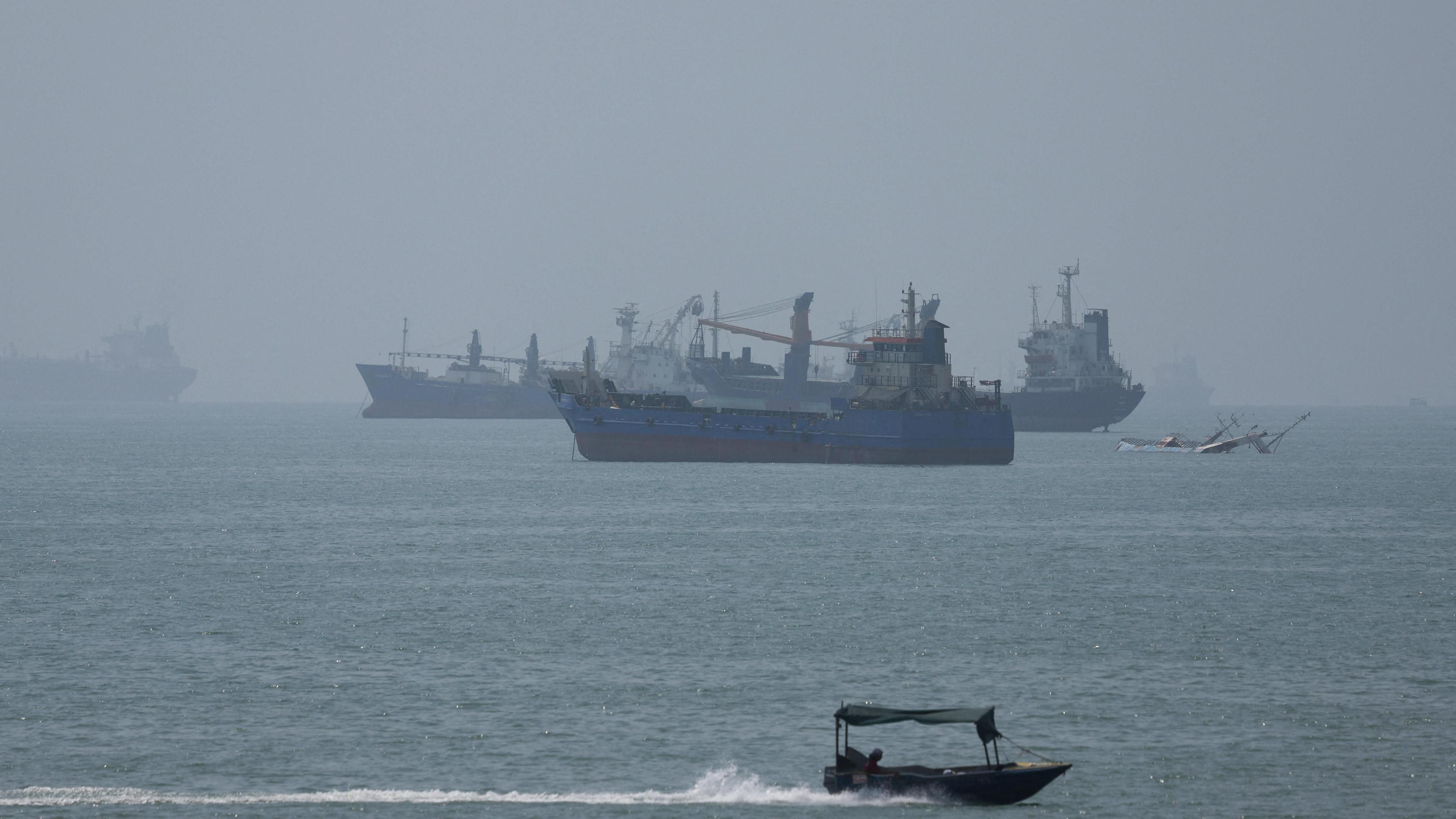 US Forces Strike Infra‑Red Launchers on Iran’s Larak Island, Escalating Tensions in the Hormuz