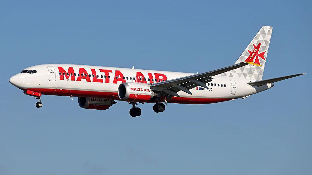 Passenger almost ejected from window after mid‑air window failure on Ryanair‑owned aircraft