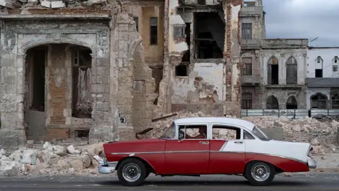 US Sanctions Slam Cuban Tourism, Sending Visitor Numbers Below Half a Mill