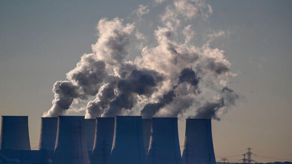 EU to Prolong Carbon Emission Cuts, Giving Companies More Time