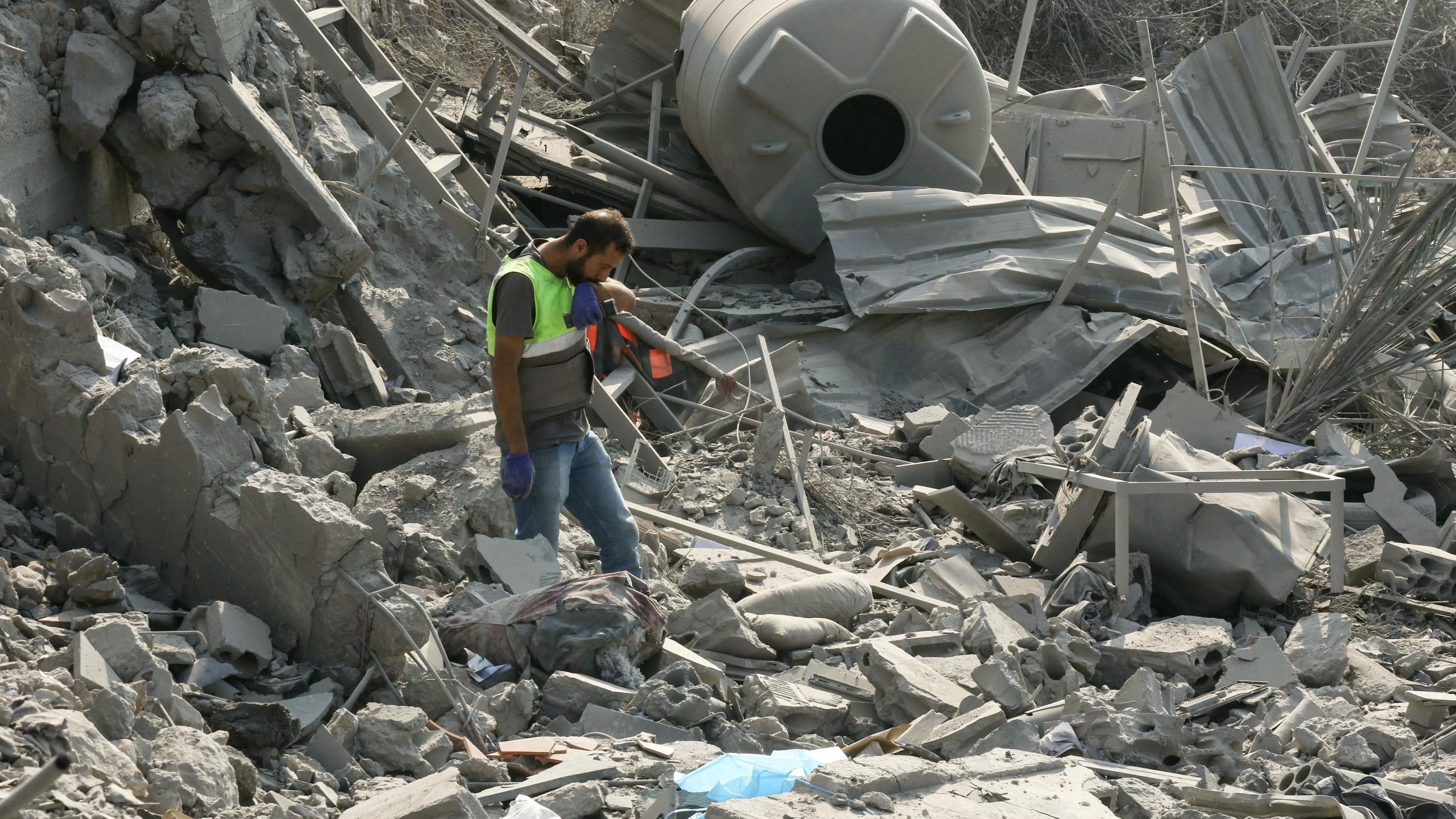 Eleven Killed in Israeli Air Strikes on Southern Lebanon, Authorities Report