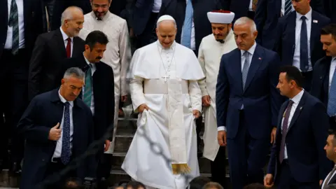 Pope Leo XIV Makes Historic Visit to Istanbul's Blue Mosque