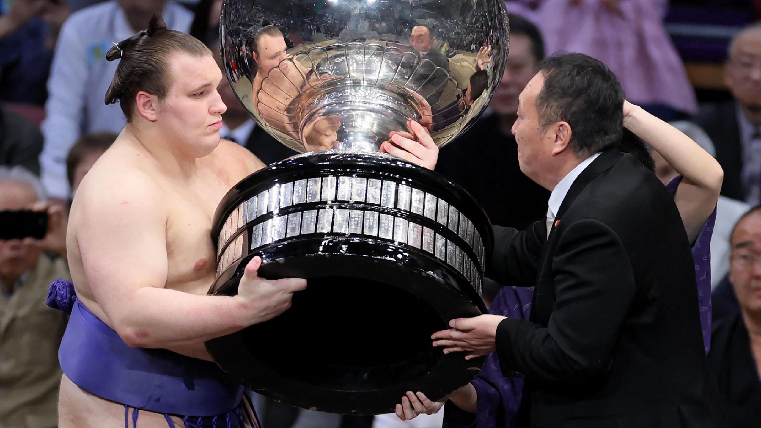 Ukrainian Sumo Wrestler Aonishiki Makes History in Japan