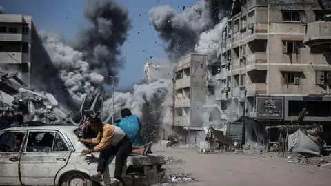 Escalating Violence: Israeli Strikes Claim More Lives in Gaza Amid Humanitarian Crisis