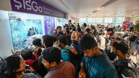 Mass Cancellations Cause Travel Chaos in India: IndiGo's Flight Disruptions