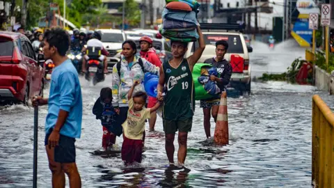 Typhoon Kalmaegi Devastates Philippines, Heads Towards Vietnam