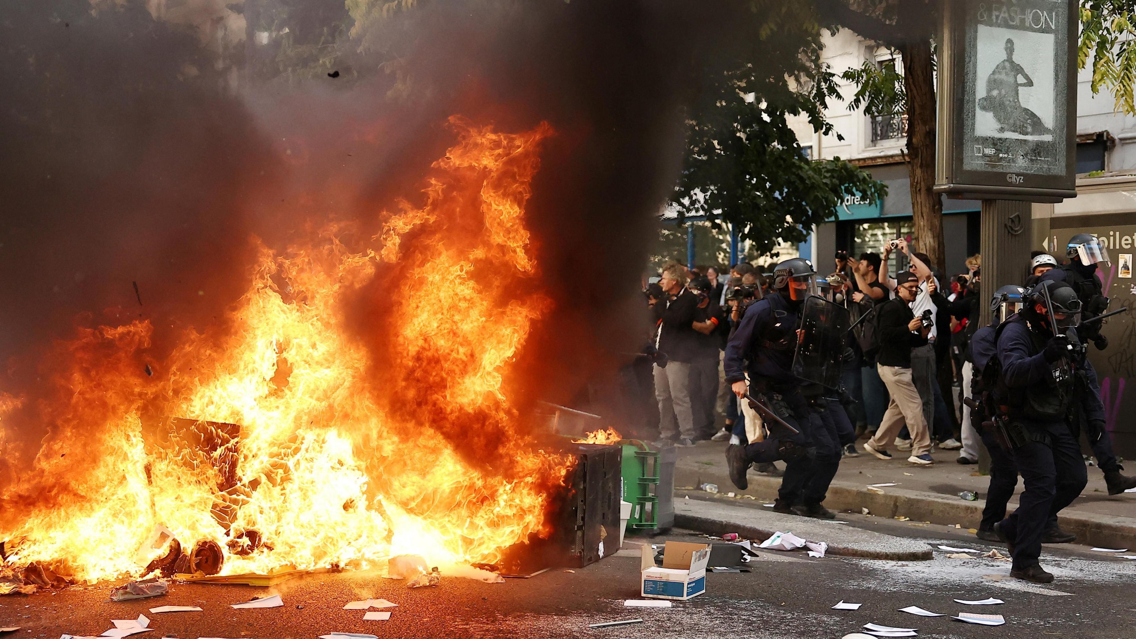 France Suspends Stun Grenades After 15‑Year‑Old Loses Hand in Protest