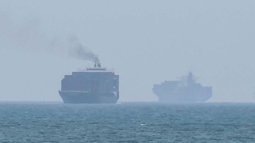 Oman and Iran Negotiate Hormuz Strait Deal Amid US Suspicion