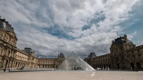 Louvre Museum Closes Following Robbery Incident