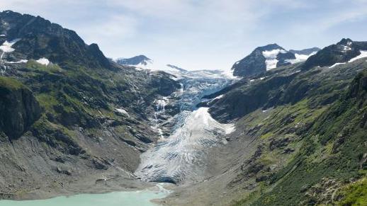 Long‑Lost Swiss Hikers Reunited With Their Traces as Trift Glacier Diminishes