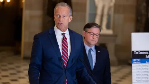 Stalemate in Senate Extends U.S. Government Shutdown into Second Week