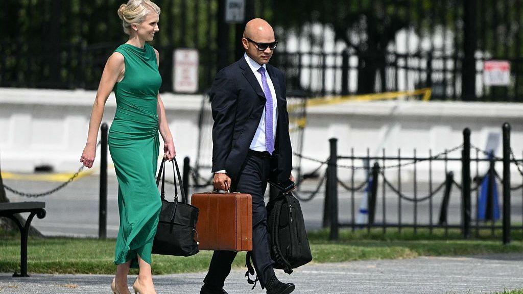 Trump’s $157,000 Cash Gifts to White House Aides Spark Ethical Debate
