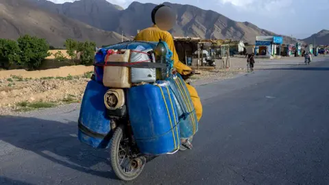 Riding the Heat: Motorbike Riders Carry Smuggled Fuel Across the Iran‑Pakistan Border