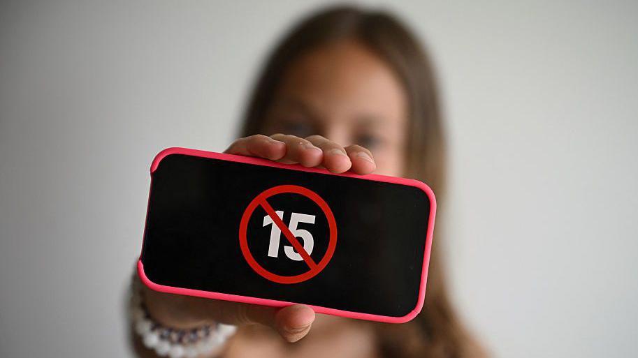 France Leads the Controversy: A Pioneering Ban on Under‑15s Access to Social Media