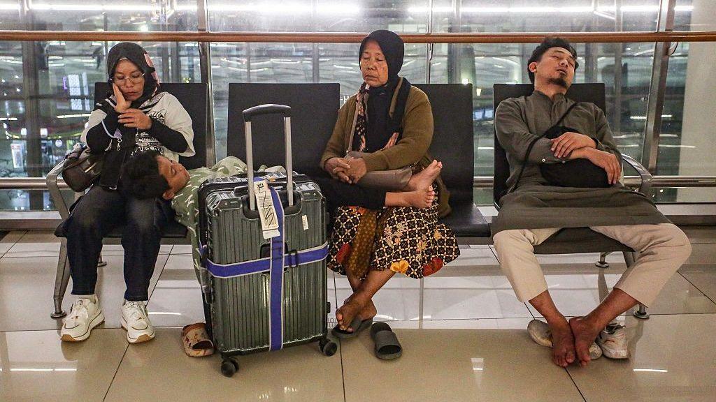 Volcanic Ash Halts Hundreds of Flights at Jakarta’s Main Airport