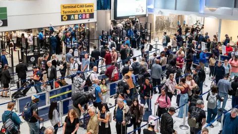 US Air Traffic Disruptions Continue as 1,400 Flights Cancelled Amid Ongoing Government Shutdown