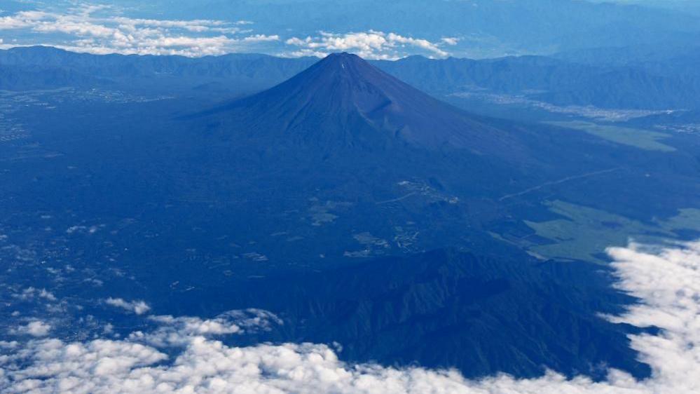 Father Leaves 7‑Year‑Old Son Alone on Japan’s Highest Mountain, Authorities Warn