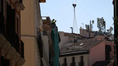 Tragedy in Madrid: Four Lives Lost in Building Collapse