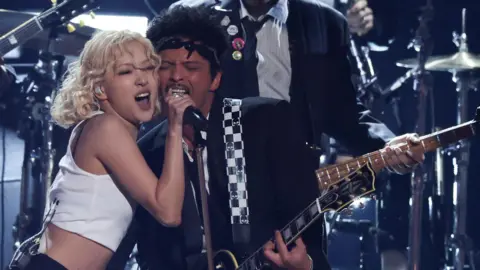 Rosé and Bruno Mars Ignite the 2026 Grammy Awards with an Electrifying Performance