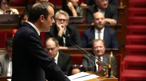 French PM Proposes Suspension of Pension Reform Amid Political Turmoil