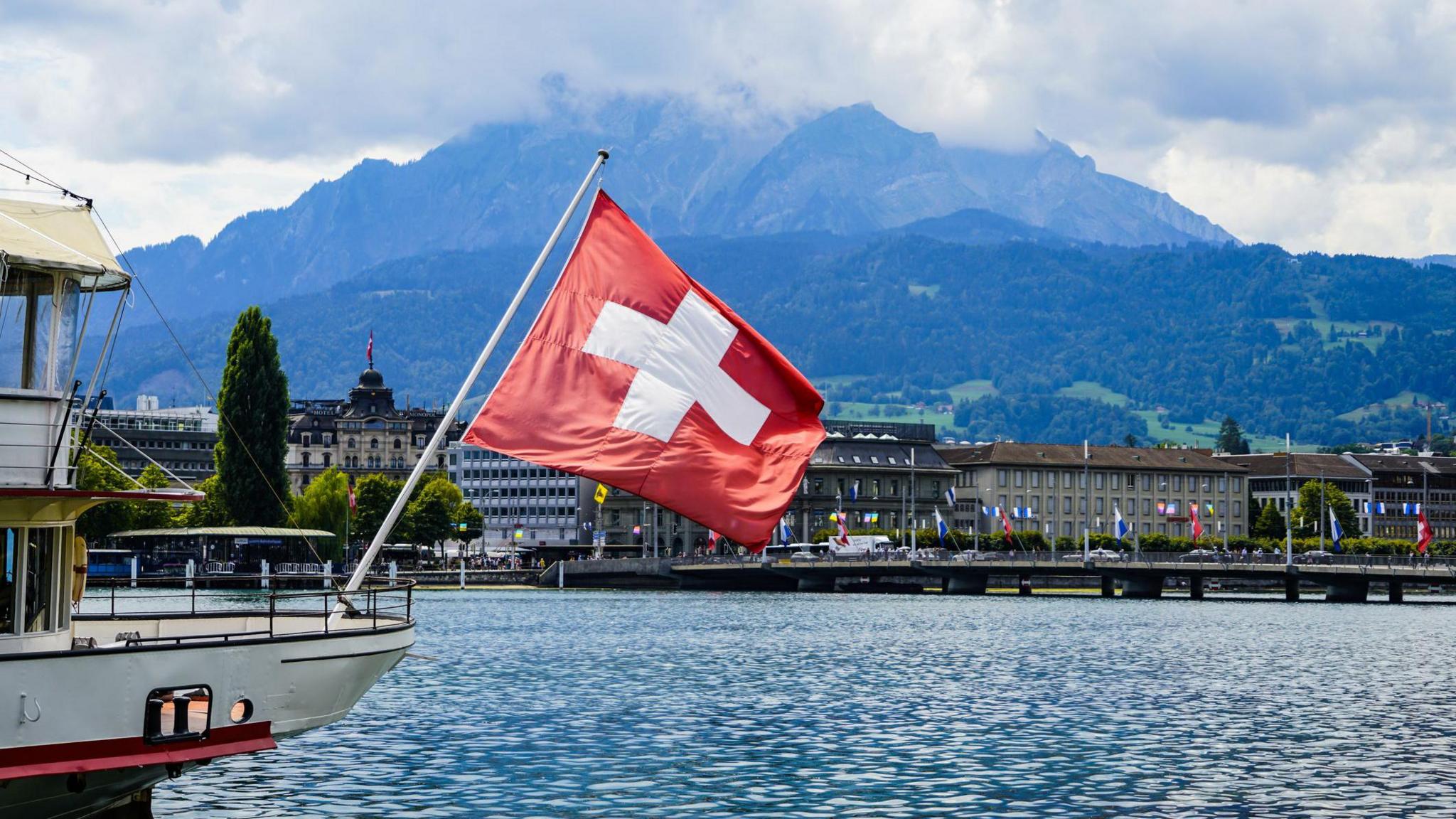 UK‑Switzerland Trade Deal Cuts Roaming Fees and Unlocks E‑Gate Access
