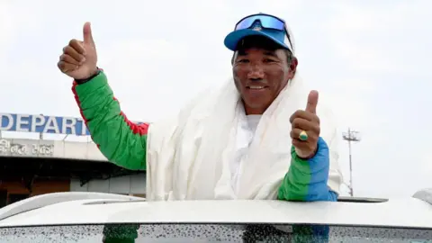 Kami Rita Sherpa and Lhakpa Sherpa Set New Everest Climbing Records
