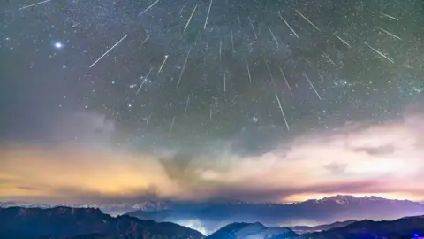 Geminid Meteor Shower to Dazzle Skies This Weekend