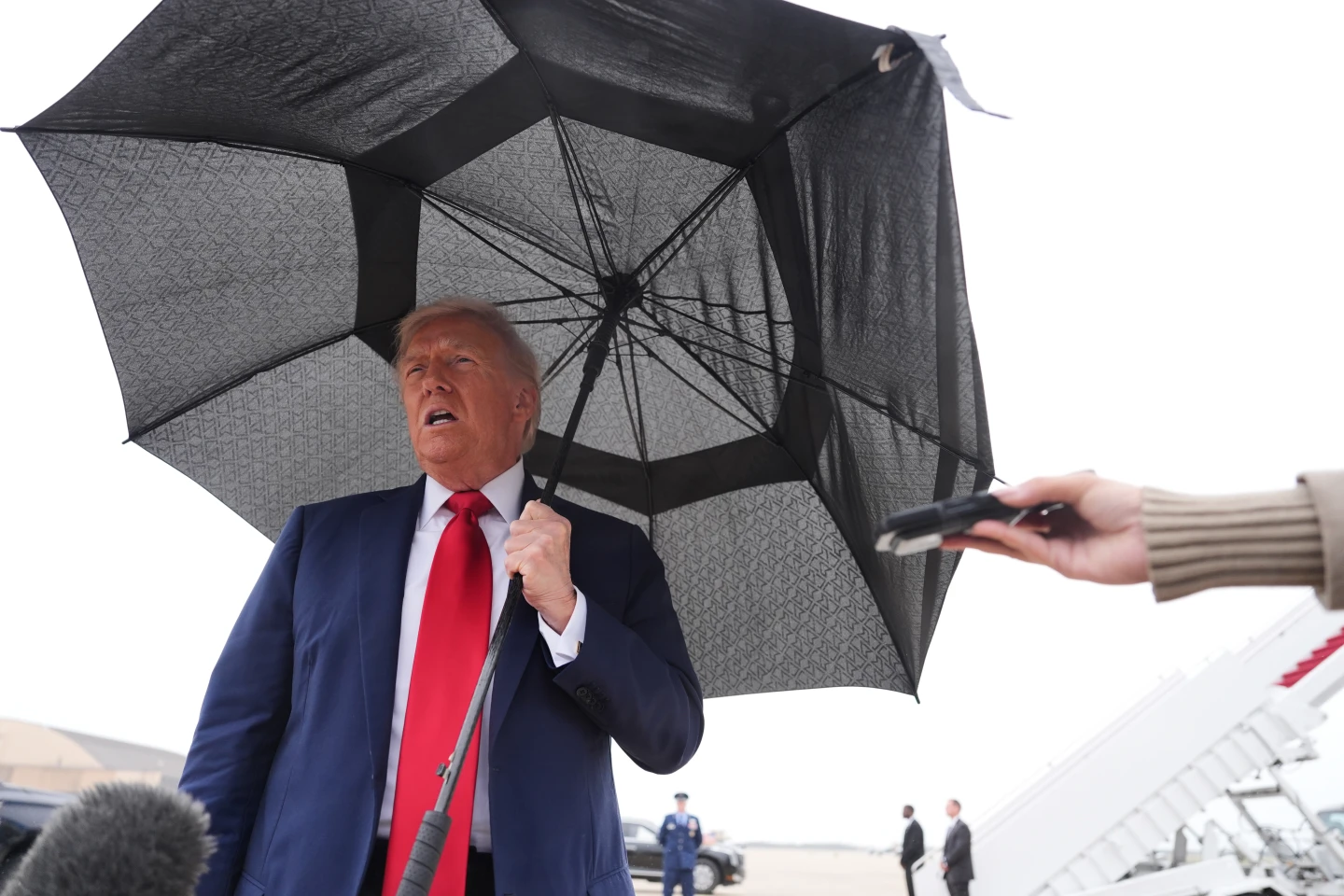 Trump Threatens to Send Tomahawk Missiles to Ukraine Amid Ongoing Conflict with Russia