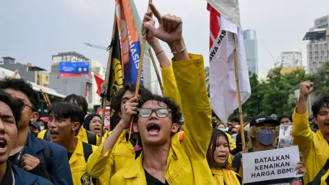 Indonesian Students Rally Against Wasteful Spending and Rising Fuel Costs