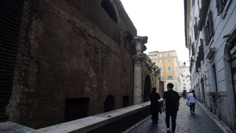 Tragic Fall of Japanese Tourist at Rome's Pantheon